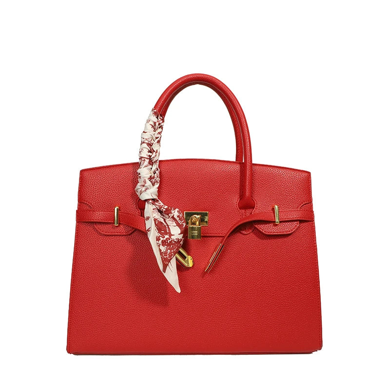 Luxury Leather Shoulder Bag: Spacious Crossbody with Classic Hardware
