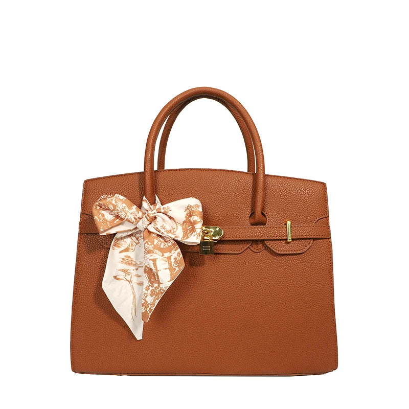 Luxury Leather Shoulder Bag: Spacious Crossbody with Classic Hardware