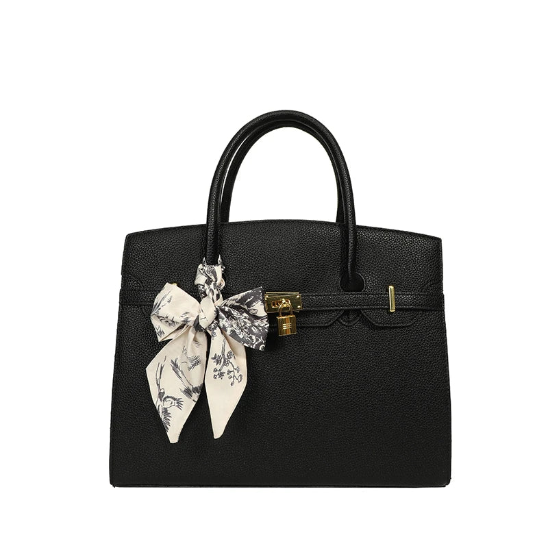 Luxury Leather Shoulder Bag: Spacious Crossbody with Classic Hardware