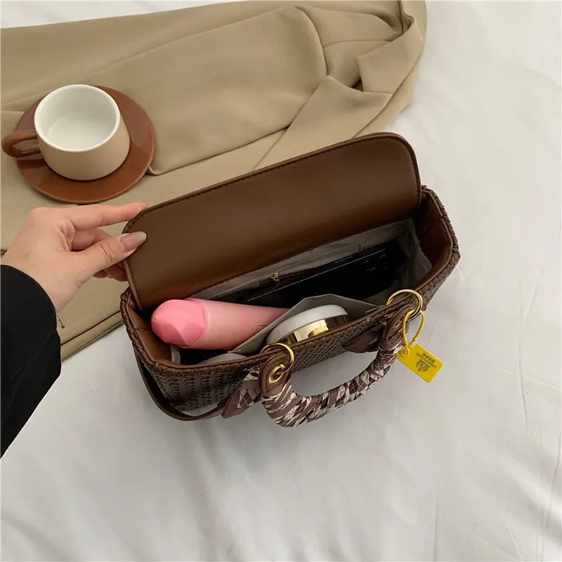 Elegant Leather Tote Bag: Water-Resistant Designer Style with Multi-Pocket Organizer