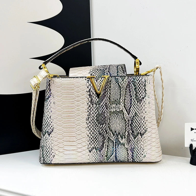 Luxe Solid Leather Crossbody – Elegant Women’s Handbag with Signature Gold Chain Strap